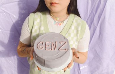 Generacija Z torta in dekle na trgu dela.