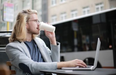 Iskanje projektov ni enostavno. Mlad freelancer išče projekte na računalniku.