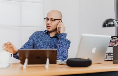 Pogajanja za plačo, moški na telefonu
