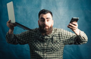 Moškega z računalnikom bega urna postavka