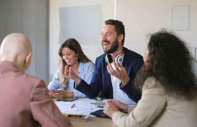 Uspešno zadrževanje kadrov vodi v večje zadovoljstvo zaposlenih.